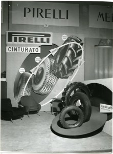 Vedute dello stand Pirelli allestito al Salone dell'Auto di Parigi del 1959. Esposizione del pneumatico "Cinturato".
